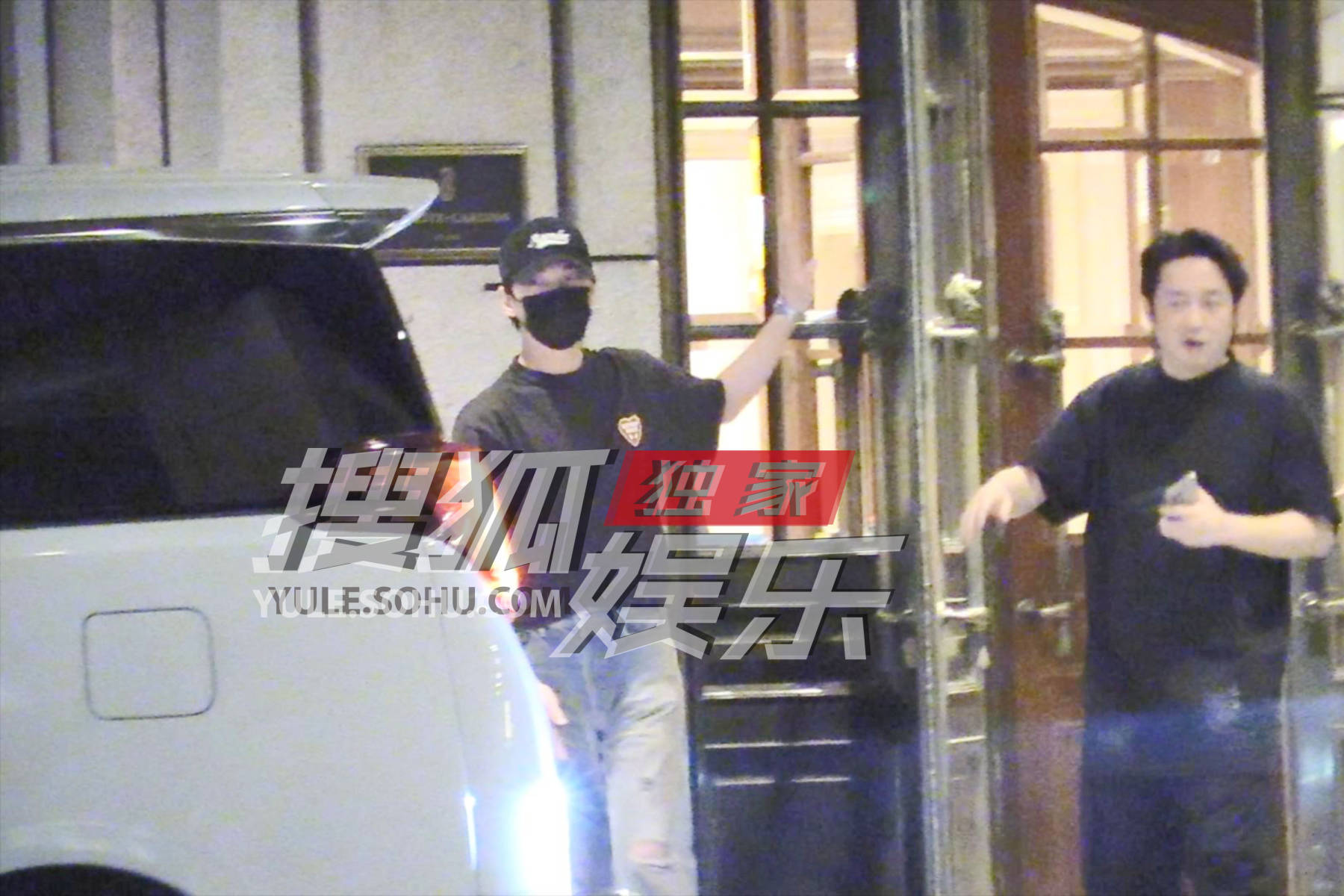 独家:杨洋和经纪人参加饭局 与朋友拥抱后道别