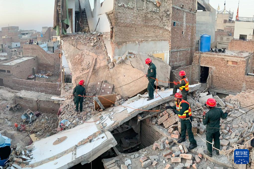 巴基斯坦东部木尔坦市一楼房倒塌已致9死2伤