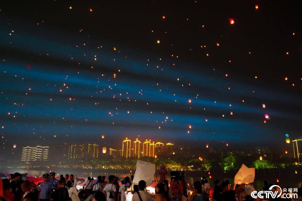 如梦似幻!西双版纳庆泼水节万人燃放孔明灯