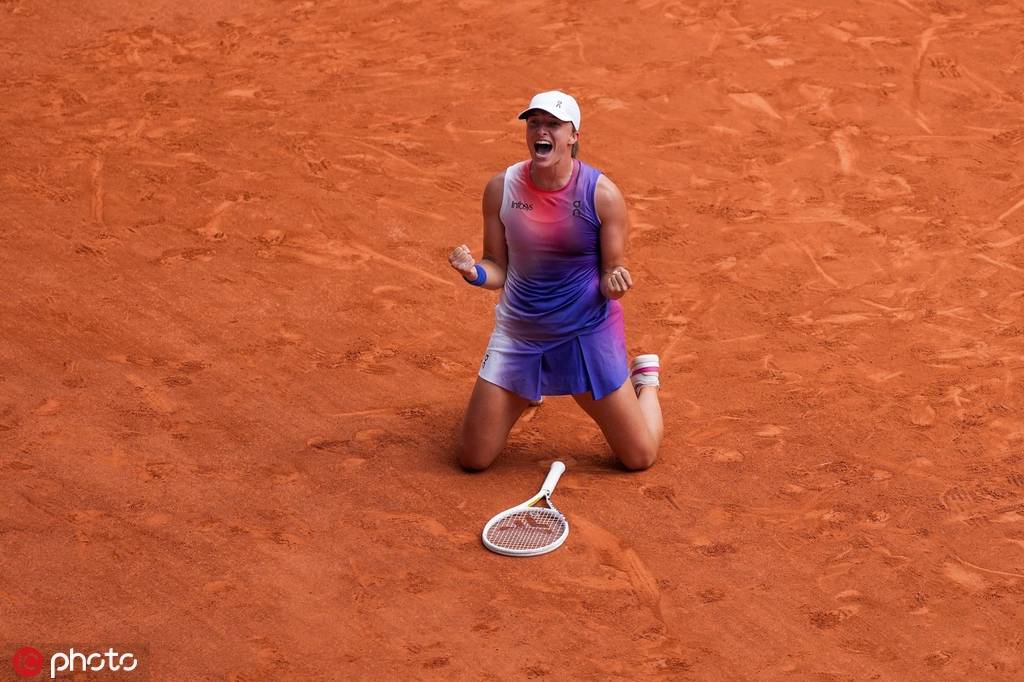 组图斯维亚泰克20夺法网女单冠军激动亲吻奖杯