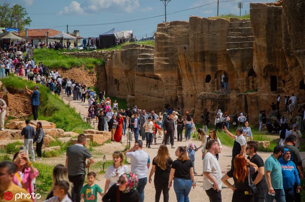 开斋节最后一天土耳其民众打卡达拉古城