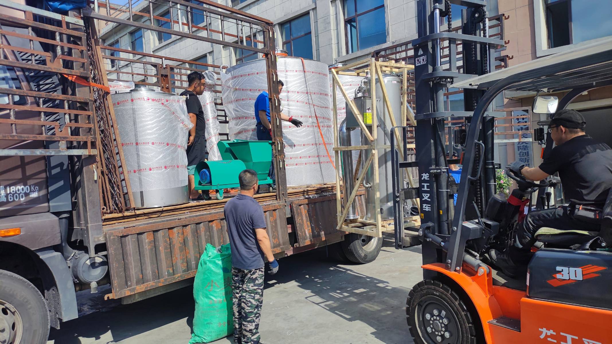 公主岭客户购买的500型摇锅等全套设备装车发货了