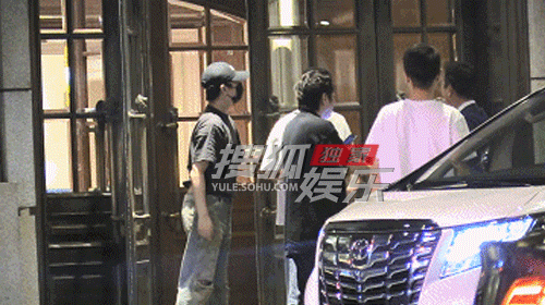 独家:杨洋和经纪人参加饭局 与朋友拥抱后道别