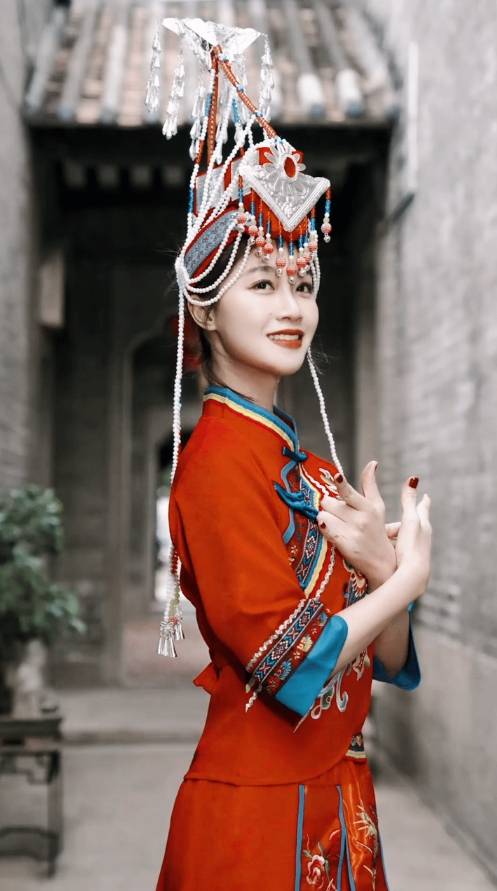 蓝盈莹变装畲族姑娘宣传家乡露甜美笑容明媚动人