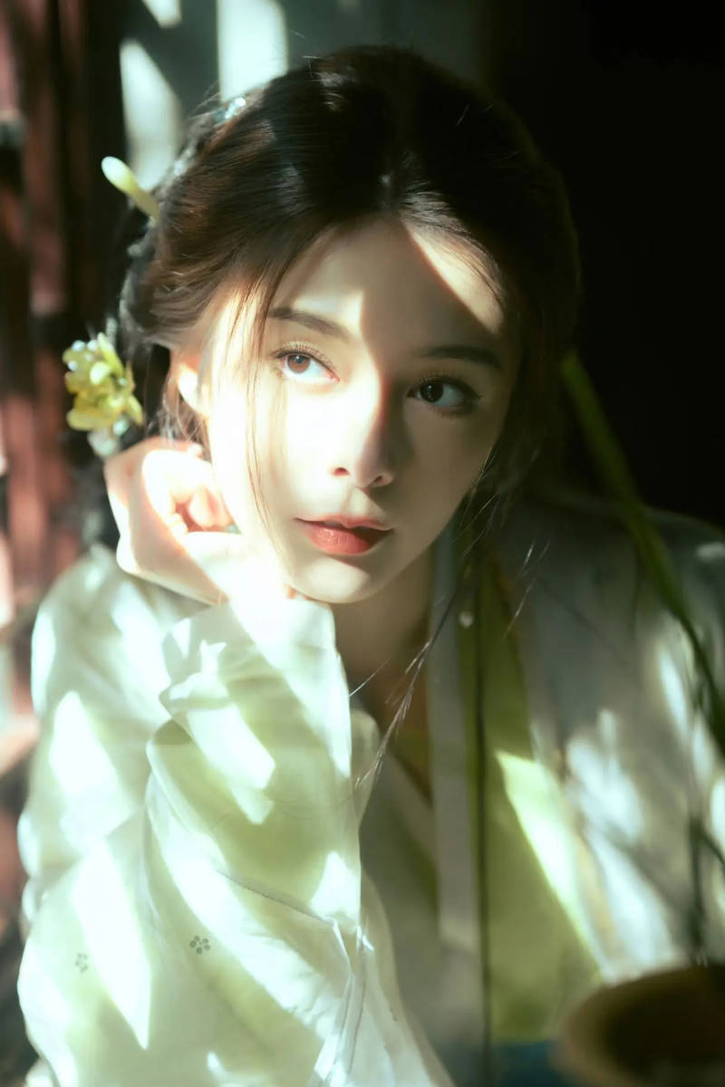 傅菁一袭青萝纱裙 气质清雅宛若画中人