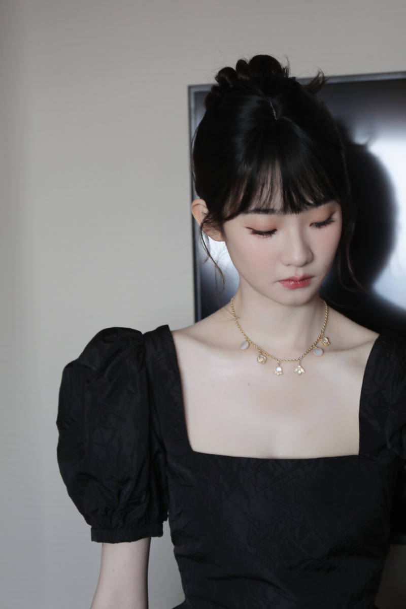 张艺凡穿黑色赫本裙扎丸子头大气明艳似黑天鹅