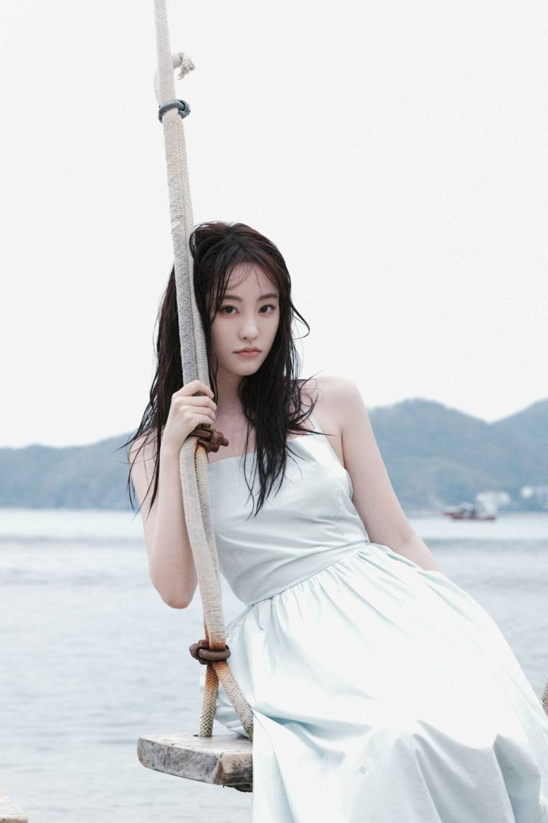 女星祝绪丹海边写真:秀丽姣美的少女