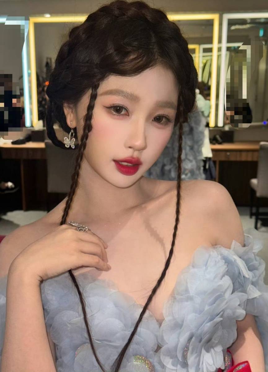 虞书欣古装盘发韵味十足 穿蓝花瓣抹胸裙清纯亮眼