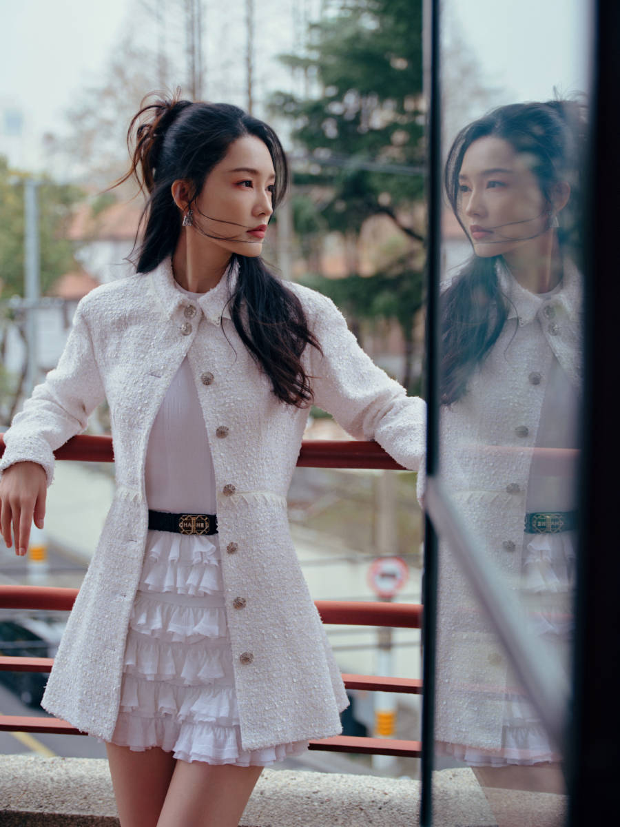 李沁穿纯白荷叶边连衣裙好美大方秀长腿身材优越