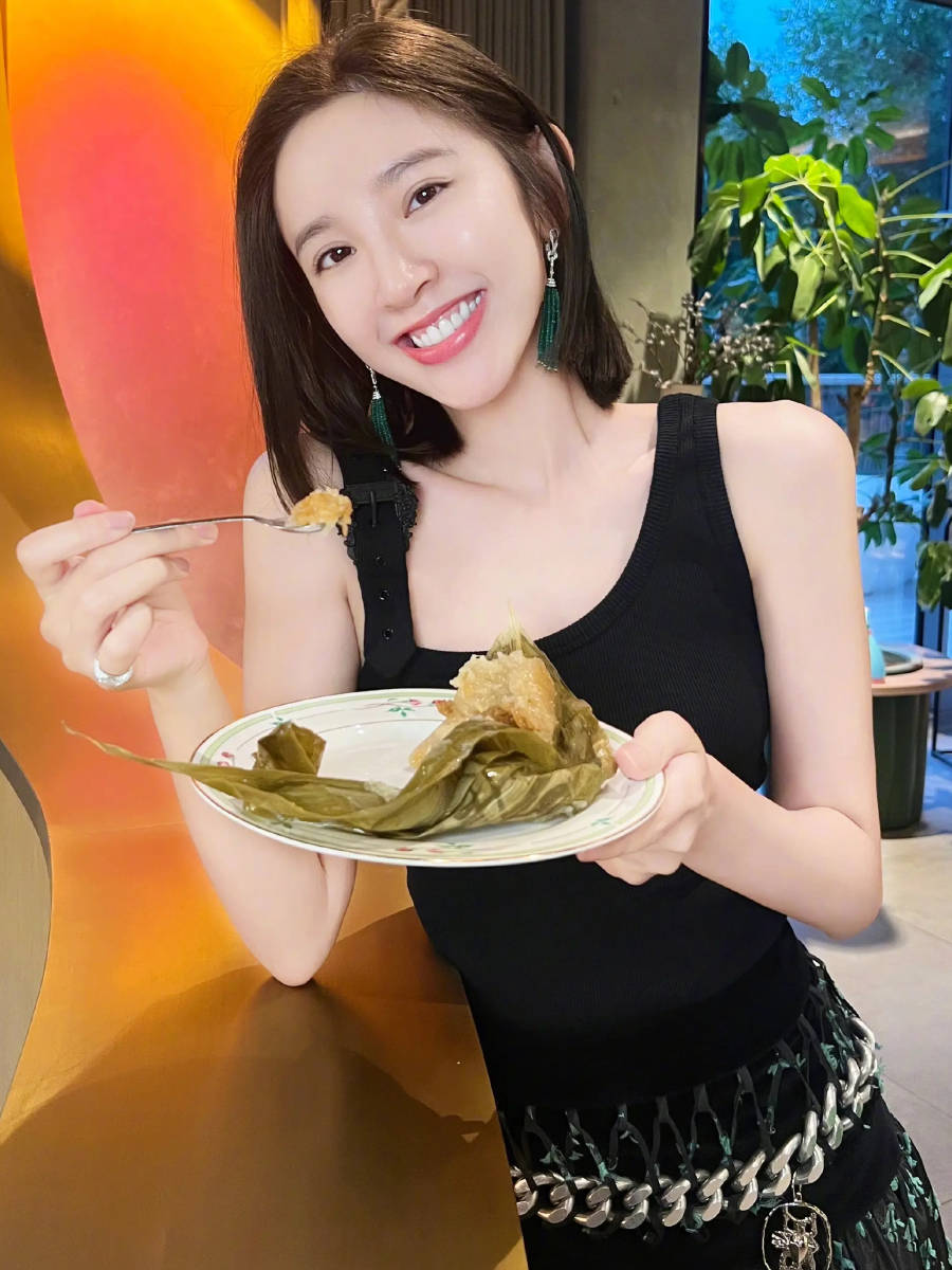 唐艺昕端午节前夕晒粽子穿黑裙灿笑简单美好
