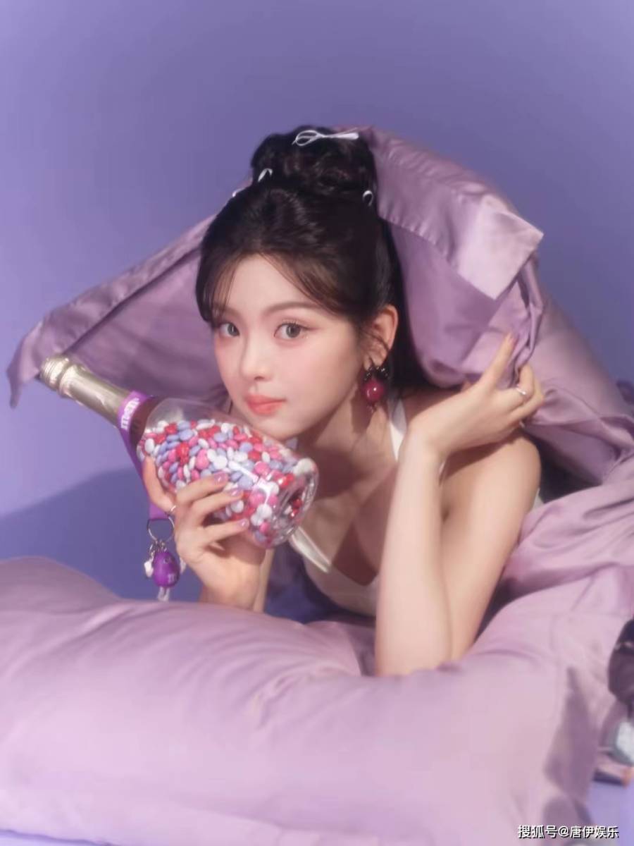 杨超越紫衣少女萌翻众人在拍嘟嘴可可爱爱