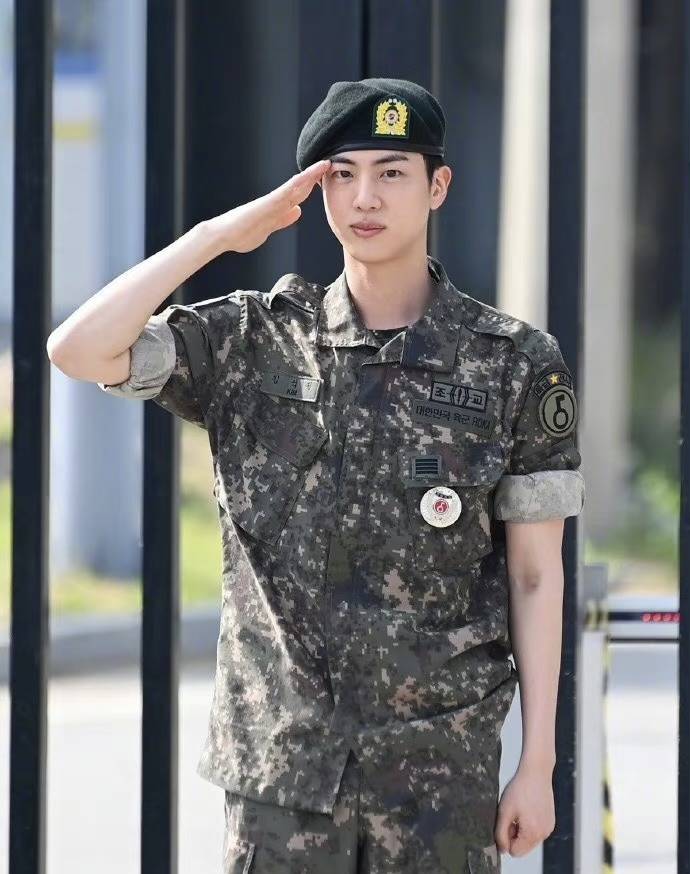 金硕珍退伍身穿军装微笑敬礼 bts成员到场迎接