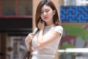 消费者称在奈雪的茶喝出石头反被骂讹钱 客服：