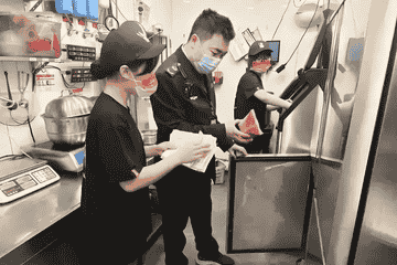 蜜雪冰城门店被曝多只老鼠横行 回应：它想进来