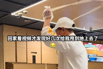 顾客发现工作人员表演捞面时面条多次着地：海底