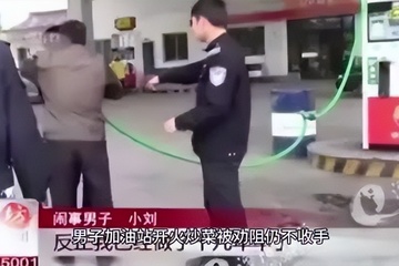 货车司机在加油站充电区用明火炒菜 不听劝