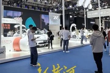 网传智己车主车展上拉横幅维权：疑因四驱车倒挡