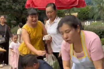 70万粉丝博主借摊摆拍：致摊主遭网暴后跑路 相关部门已介入