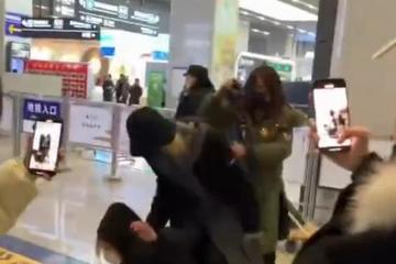 男艺人灵超被曝高铁站殴打女粉丝上热搜：曾