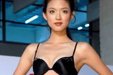 女子称新车自燃厂家第一时间撬车标 极狐回应：