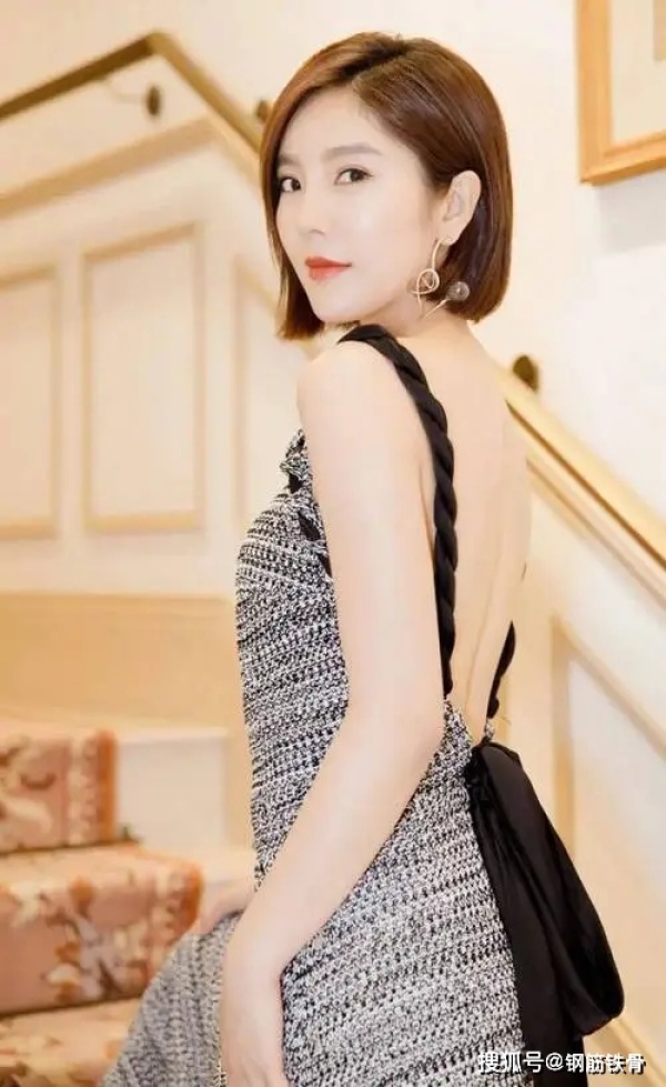 比基尼车模嬉戏阳光绿草地靓丽车模