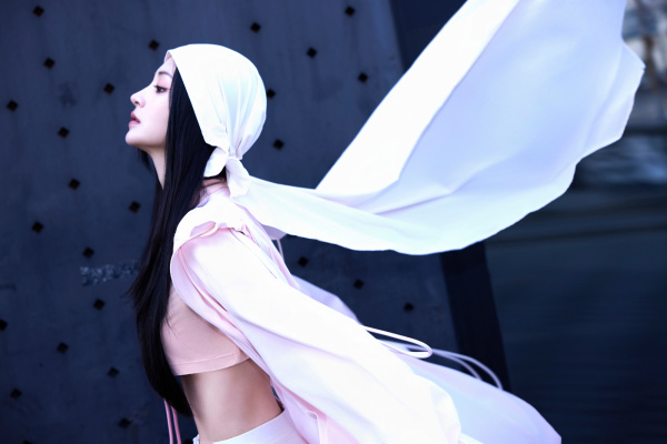 比基尼车模嬉戏阳光绿草地靓丽车模