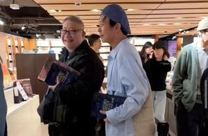 断崖式衰老62岁港知名打星书店被偶遇瘦如纸片人兼老人斑显