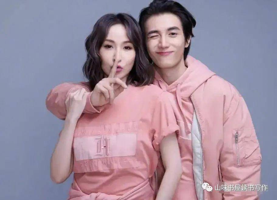 去年的时候,有媒体发现,萧亚轩和黄皓同框的画面少了很多,两人被传