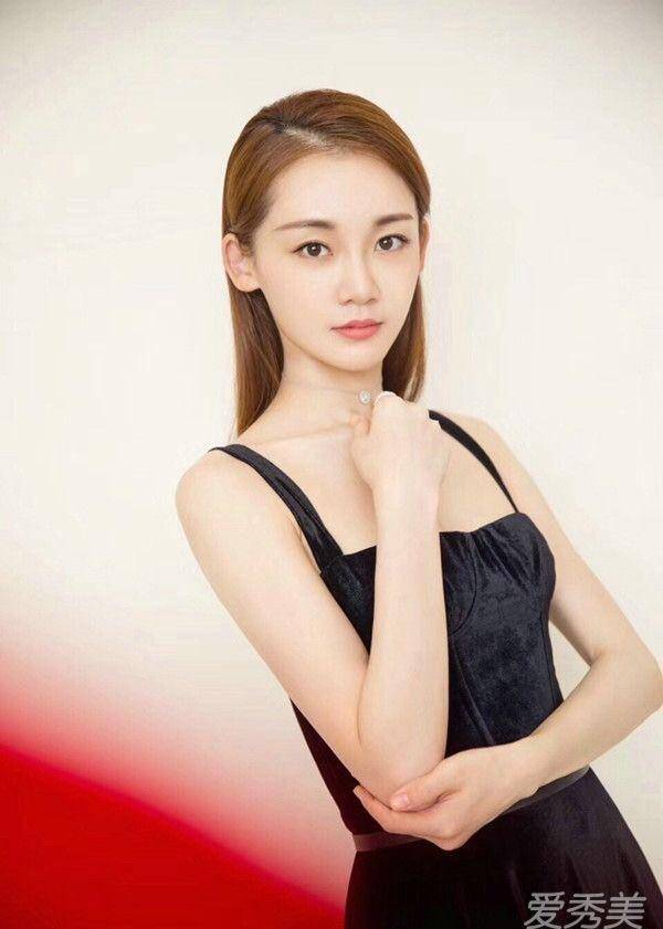 被冯小刚点名的女演员,当真红不了吗?