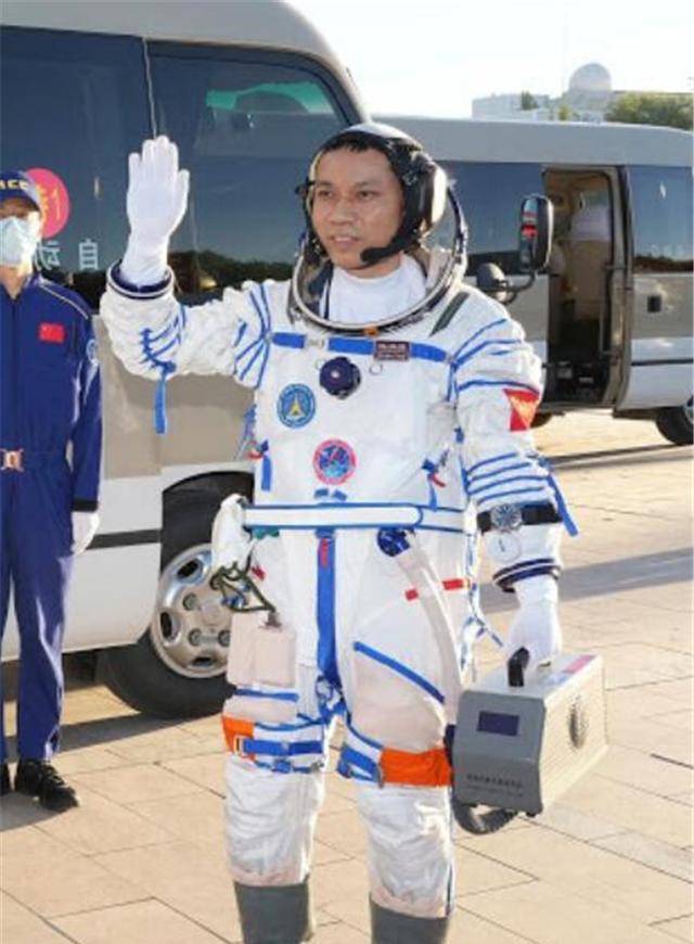 神舟十二航天员汤洪波,追梦11年实现首飞梦,领命出征不负重托_汤海