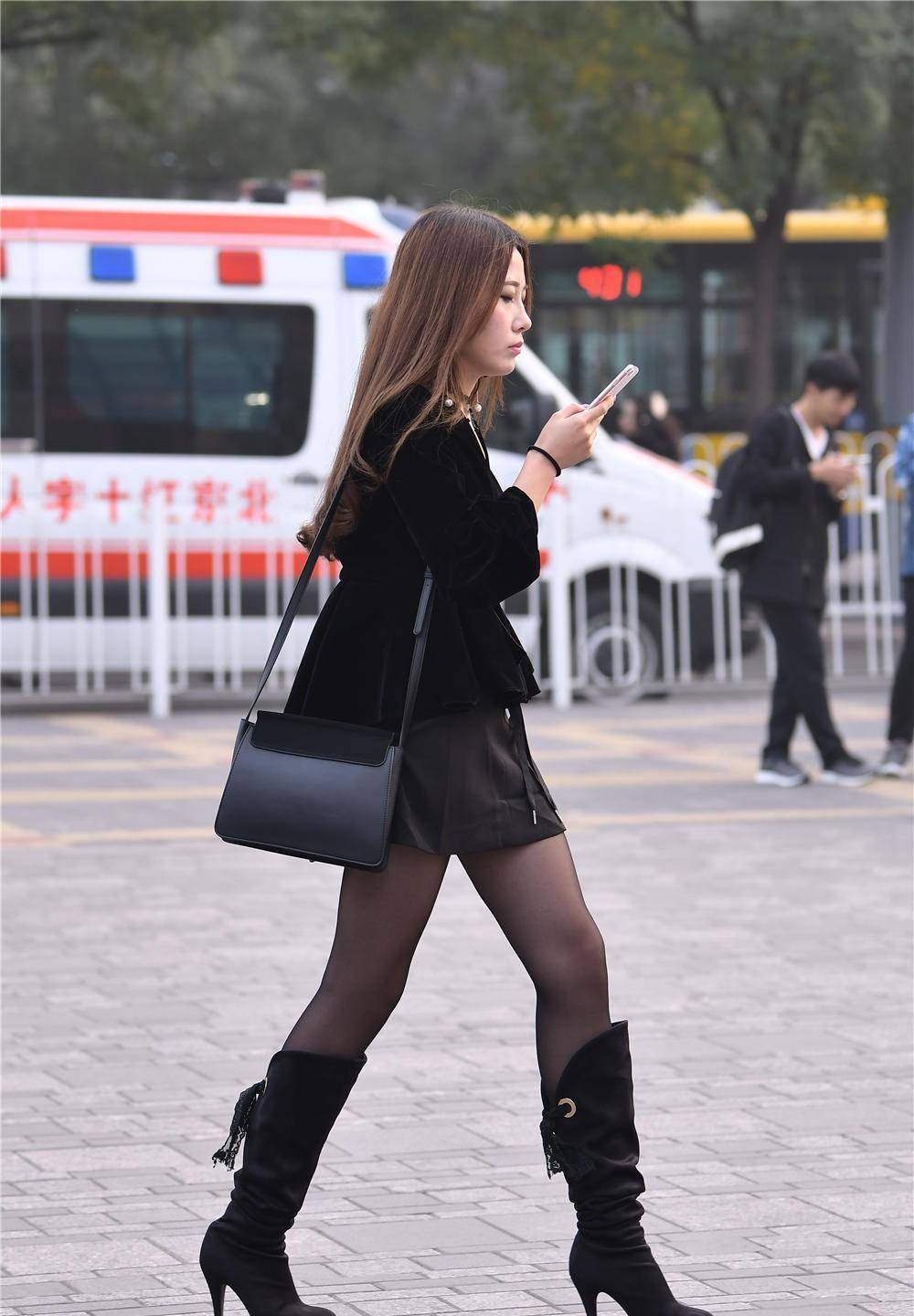 高跟长靴,搭配黑色丝袜,还有一条黑色短裙_生活_效果_款式