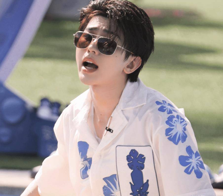 跑男9三亚路透照,本以为蔡徐坤够迷人,谁知黄旭熙凭身材获胜!