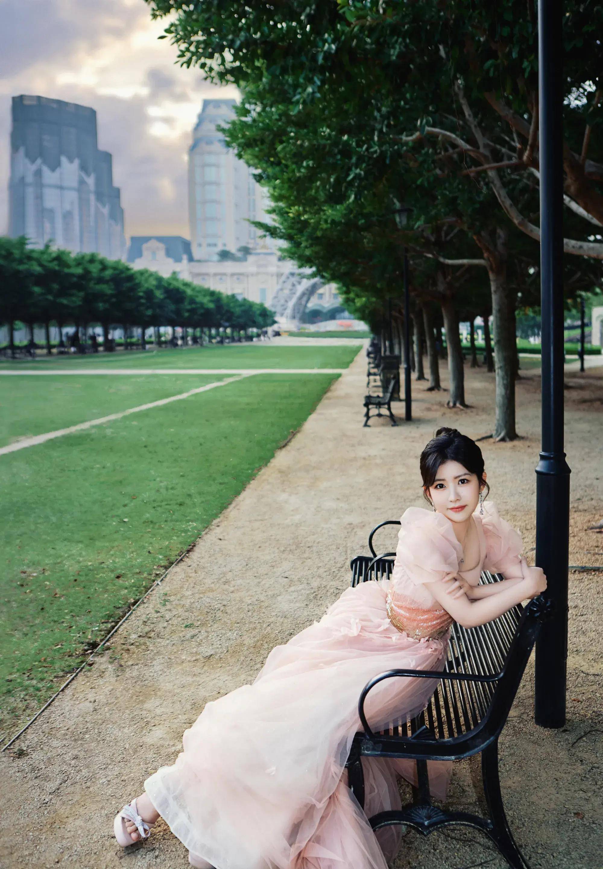 束腰设计勾勒出赖美云的纤纤细腰,亮片点缀华丽璀璨又显高贵,羽毛叶片