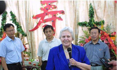 吴雪莉和丈夫黄元波一共育有6个孩子.