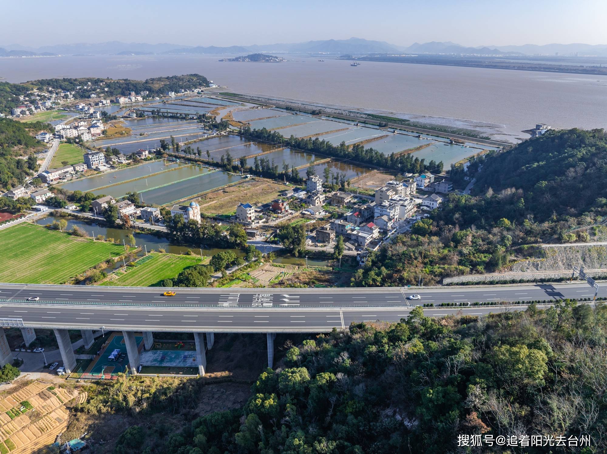 元旦期间,浙江省玉环市海山乡色彩斑斓,景色宜人,吸引许多游客或驱车