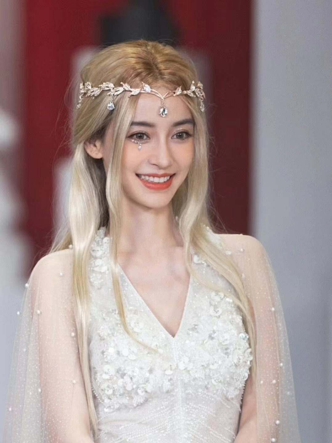 杨颖穿搭太敢露,身穿低胸白纱公主裙,完全看不出生过孩子_白色_选择了