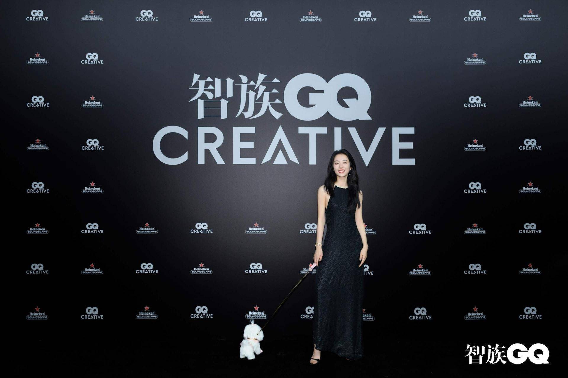 周雨彤 图片来源:智族gq微博超模贺聪 图片来源:智族gq微博#头条文章