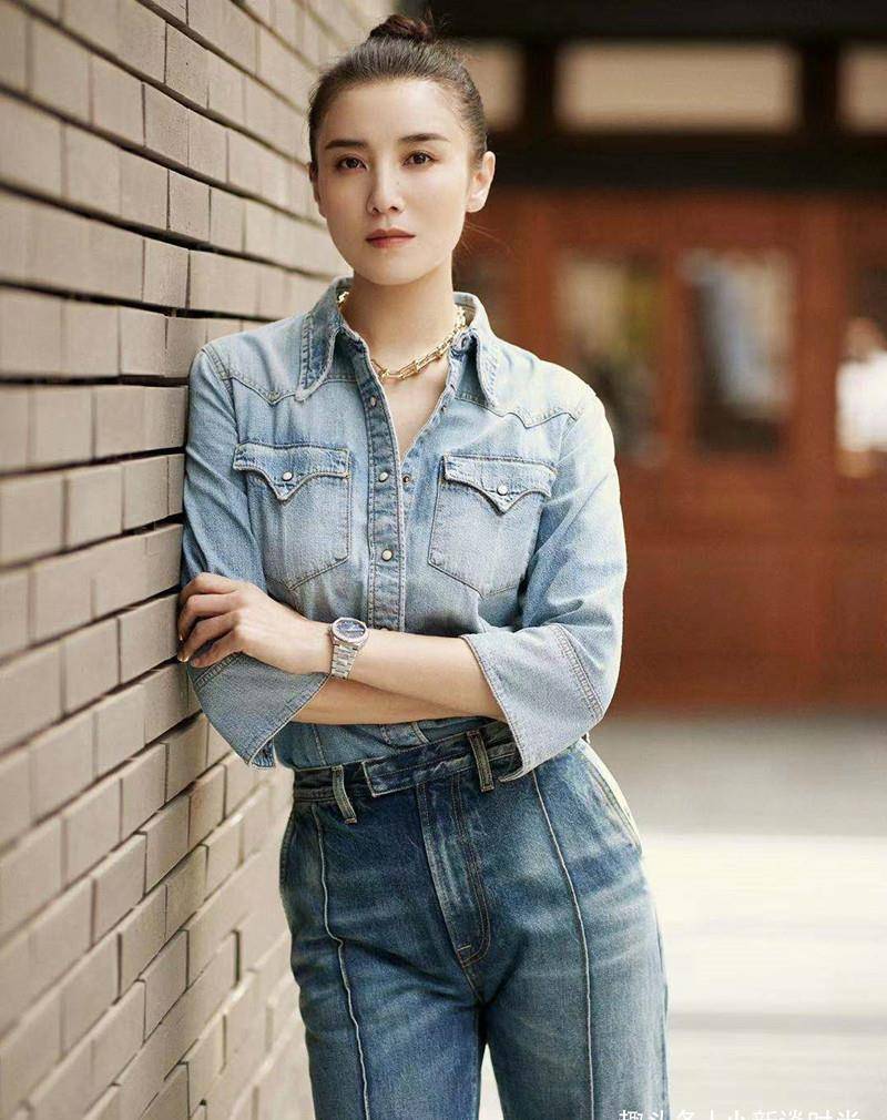 39岁宋佳女人味十足,同台影帝黄渤丝毫不输气场,身穿长裙好惹眼_服装