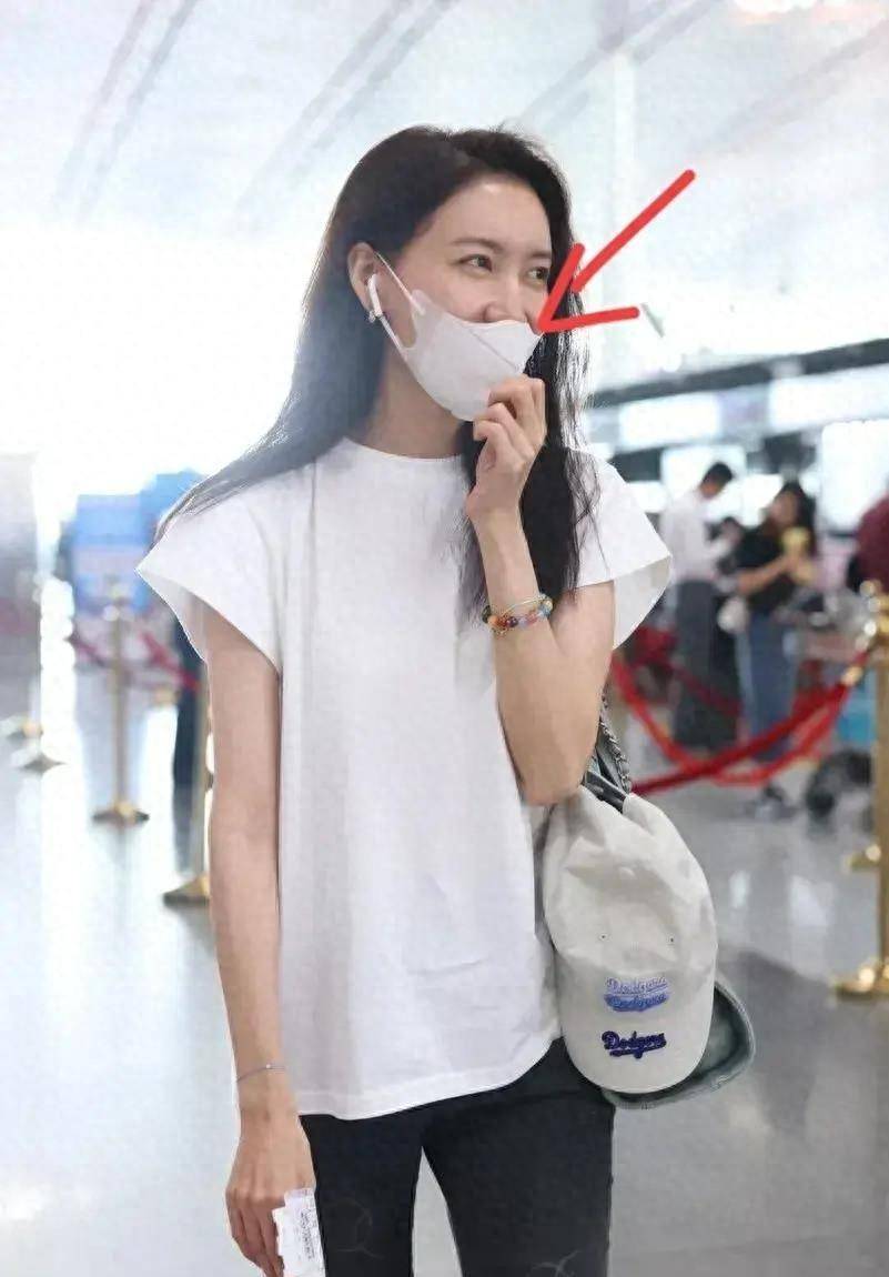 高露也是出奇的素颜,干枯的头发显得老气,法令纹特别明显_变化_外表