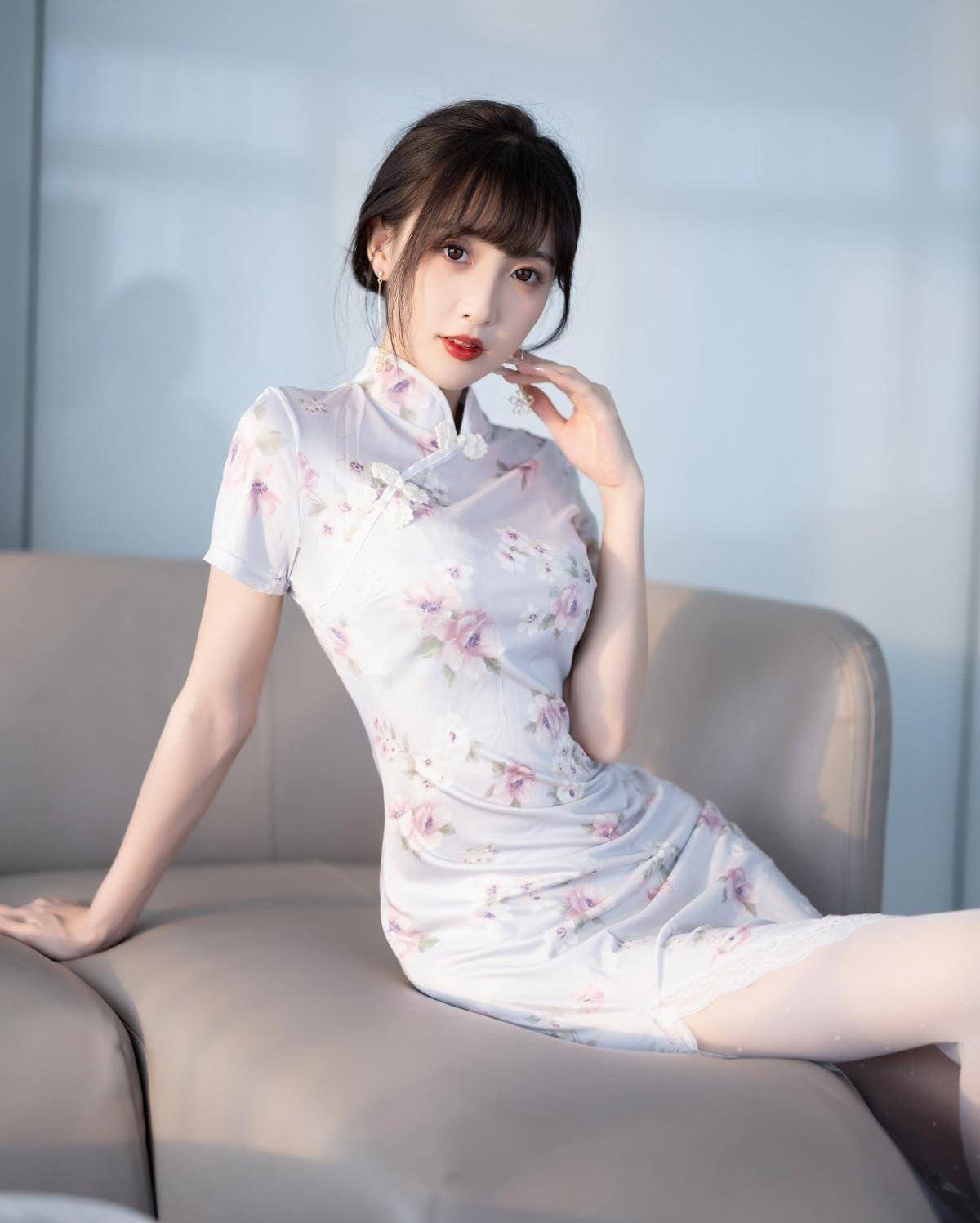 白色印花旗袍裙搭配白色丝袜白色高跟鞋优雅迷人绽放成时尚女性魅力