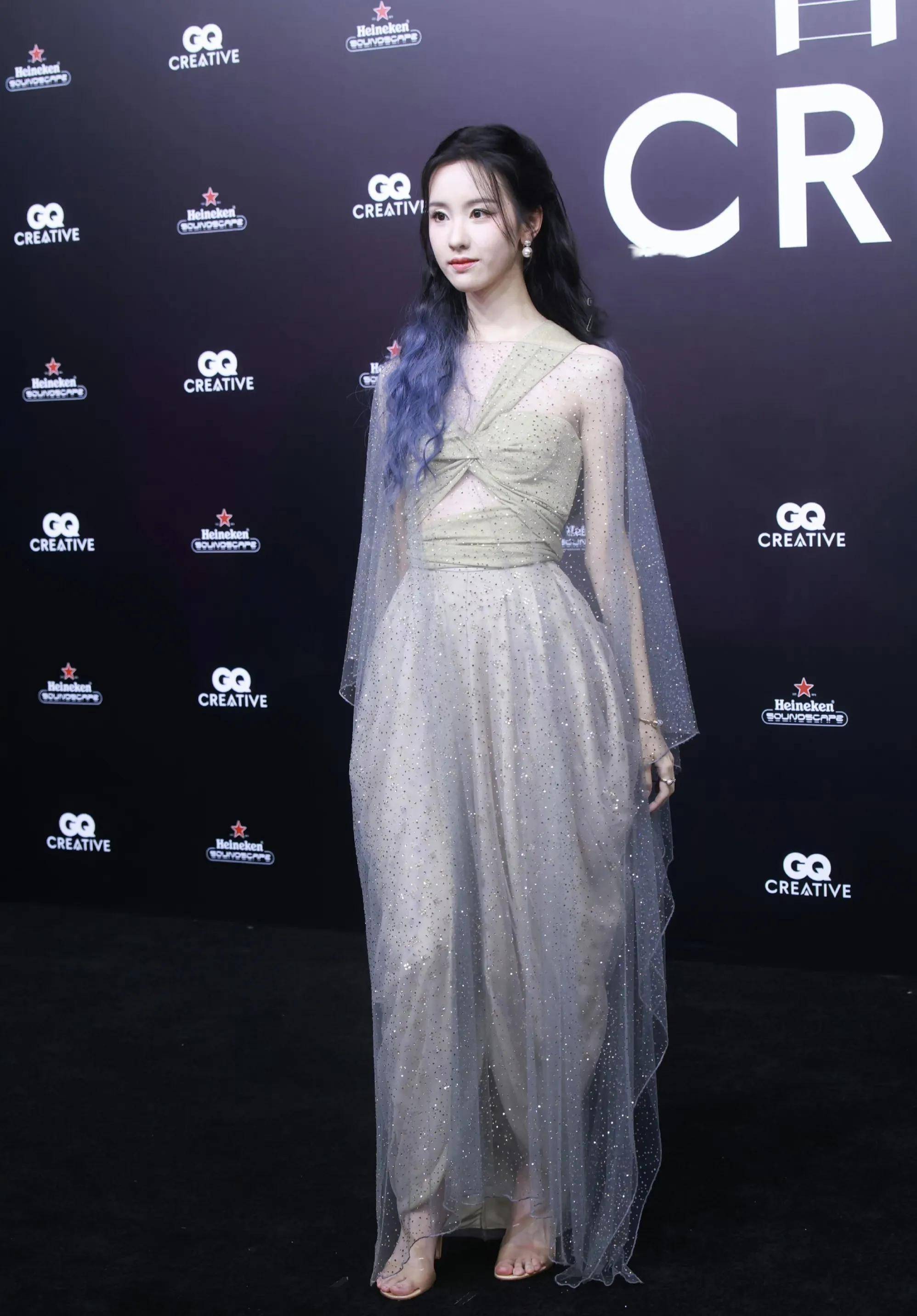 gq红毯太有梗,杨幂性感,杨颖芭比娃娃太会玩,李沁造型被骂惨_风格