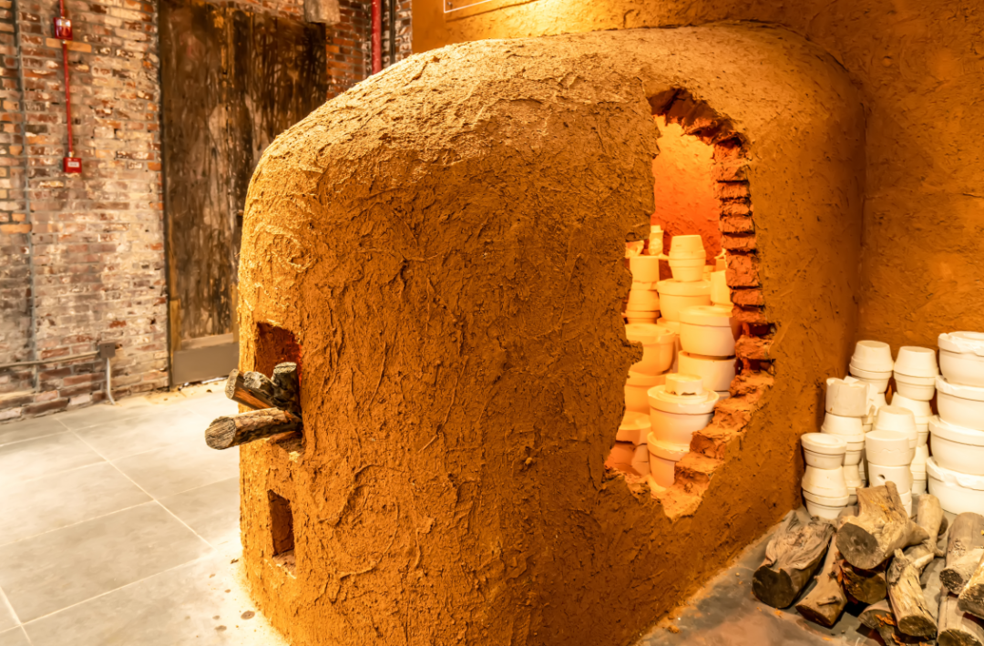 陶瓷制作要在窑炉中高温烧制,纵观陶瓷发展的历史,陶瓷工艺的进步离不