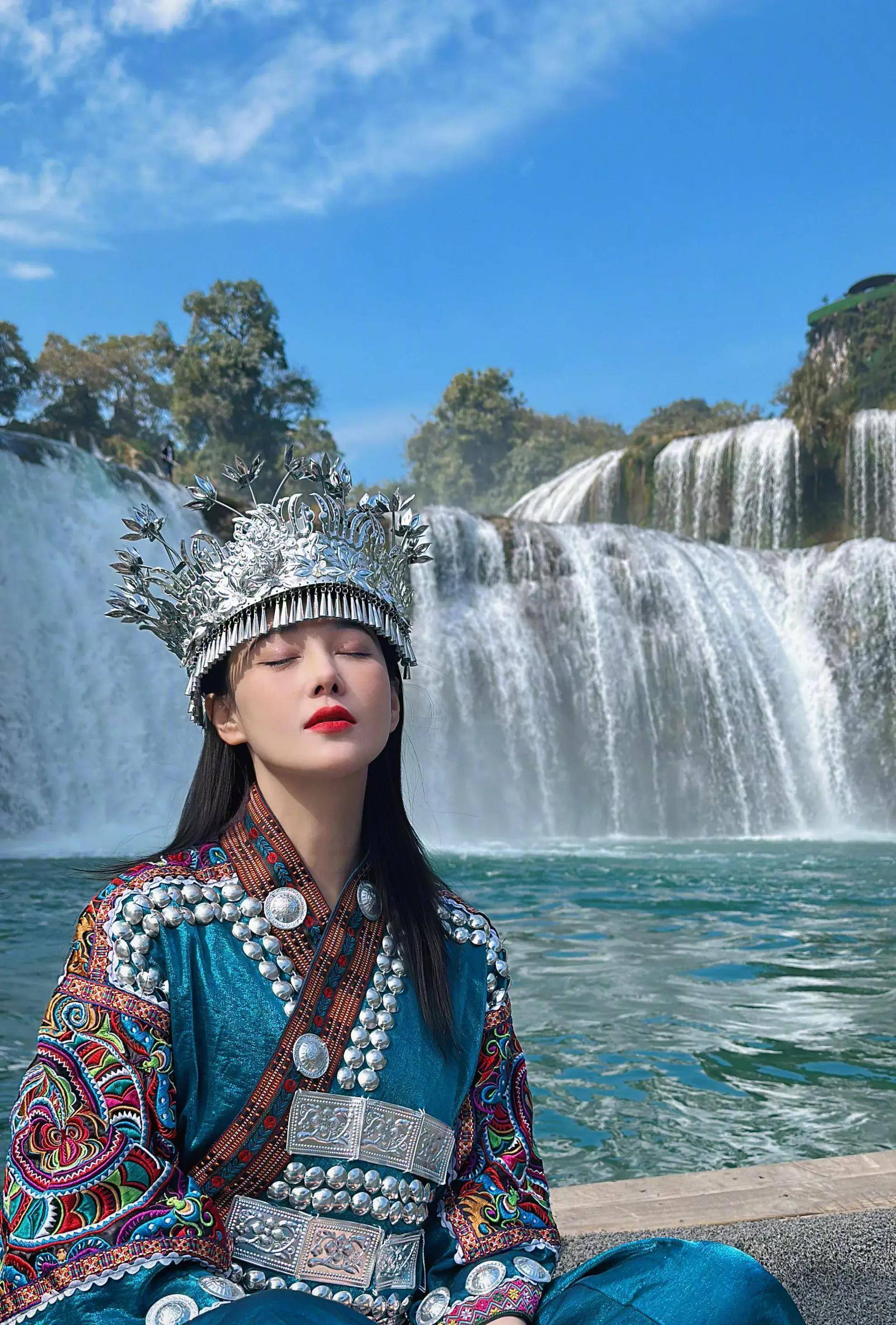 张馨予,穿民族服饰,晒广西德天瀑布游玩照,美景令人惊艳!