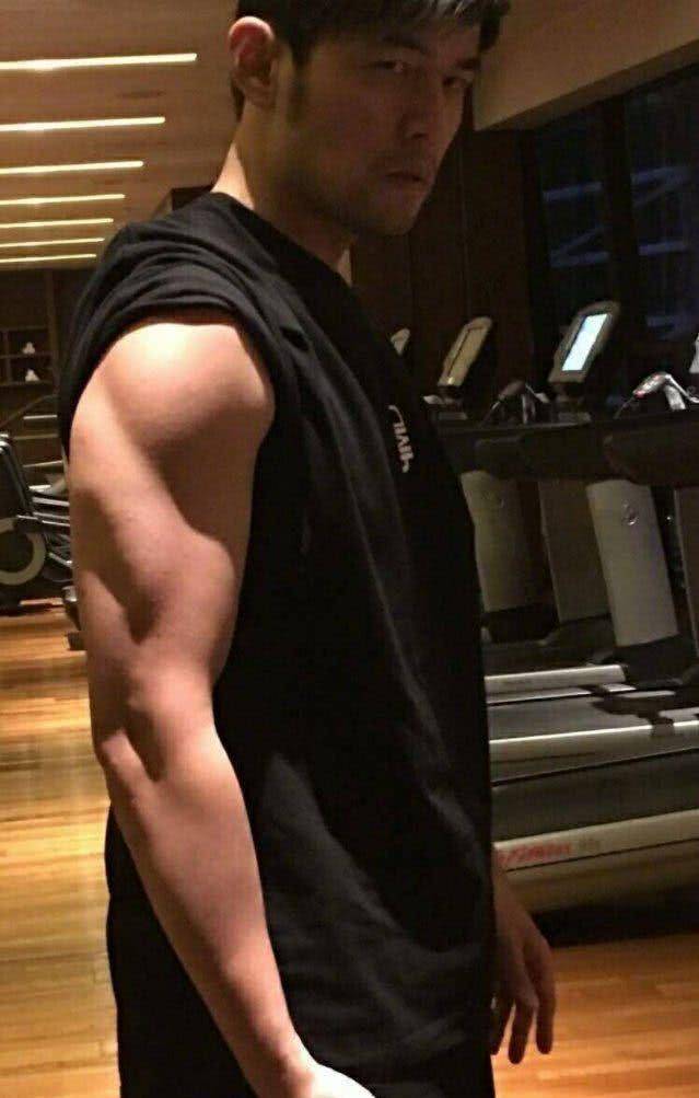 周杰伦化身心机boy,与刘耕宏拍照却借位秀肌肉以假乱真 网友:幼稚鬼