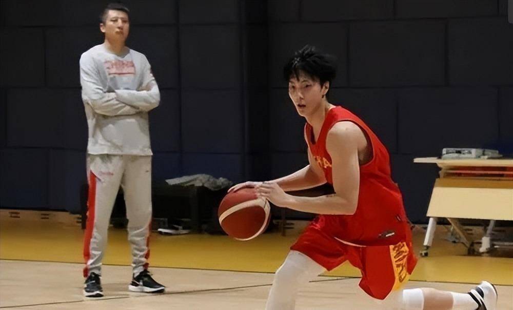 郭士强很喜欢宏远二少爷摸徐杰的脸颊,和胡明轩牵手,_比赛_教练_球员