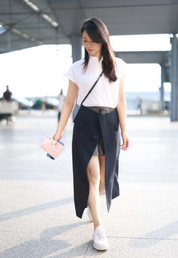 刘涛的审美一言难尽,她穿了两条裙子来跟上时尚,露出大象腿,秀出小腹