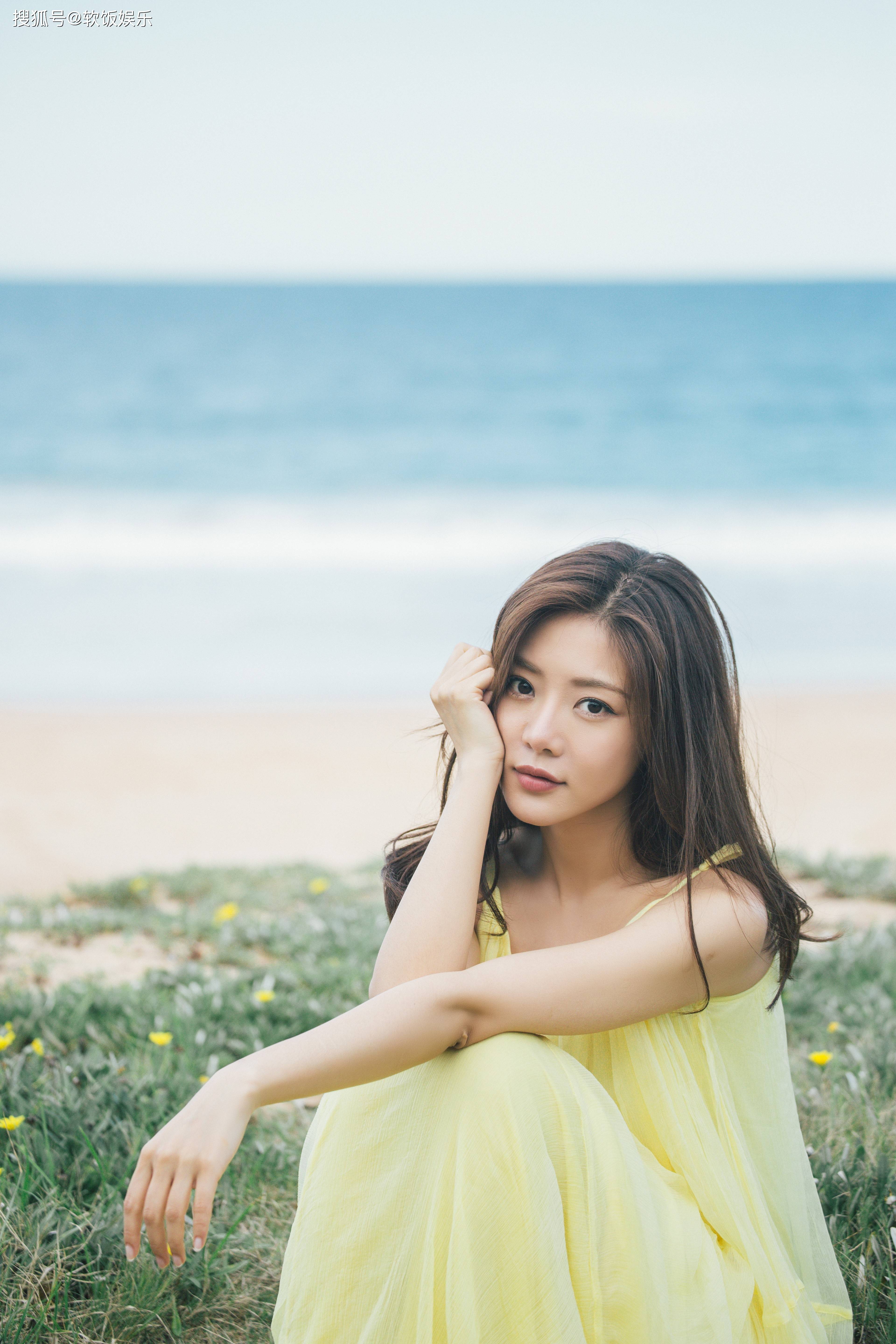 40岁邓家佳现身海南度假!