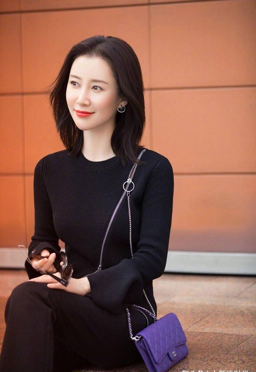 32岁舒畅身材略显"时尚",穿镂空连衣裙凹凸感明显,紧绷感服了_颜色