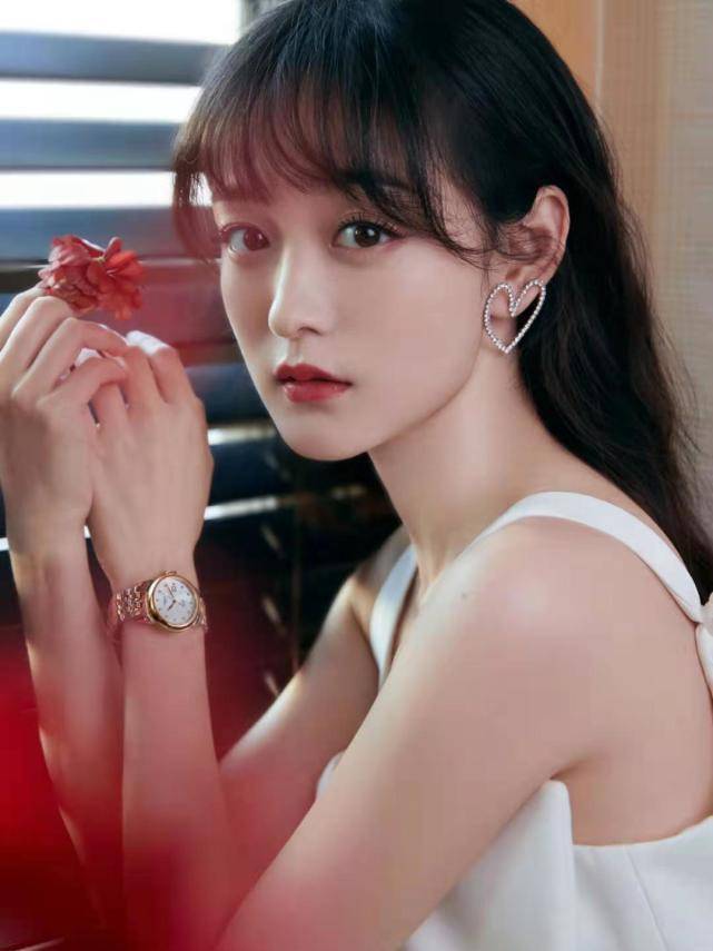 何泓姗晒与妈妈合照,称要一起参加节目,两人鼻子眼睛一模一样像姐妹花