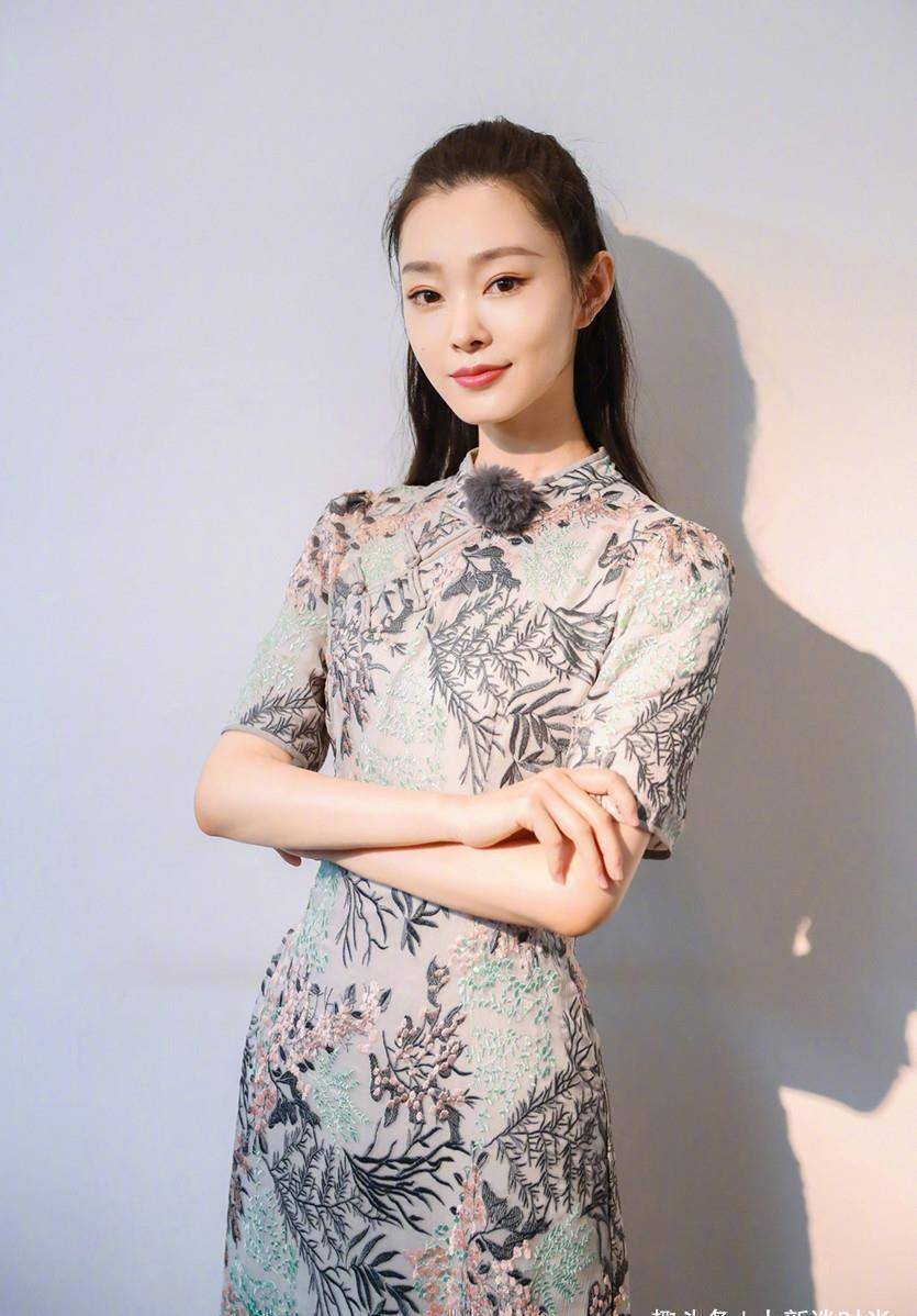 就像宋轶的这一身旗袍打扮,典雅的颜色大方又不失美感,服装上带有复古